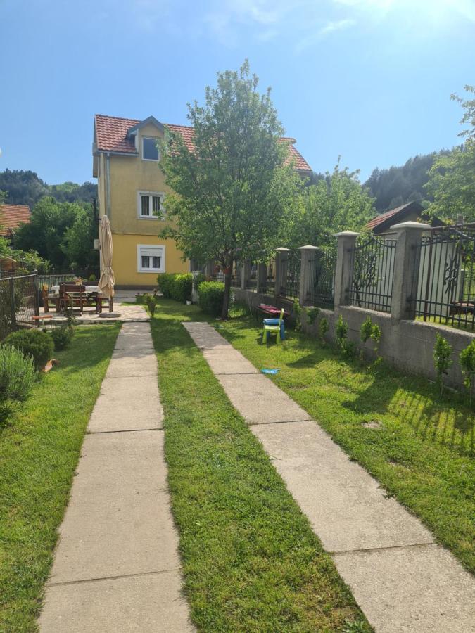 Lucic Guesthouse Цетинє Екстер'єр фото
